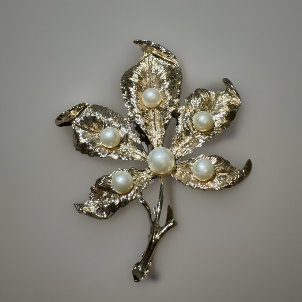 Large Vintage Elegant Gold Leaf Brooch with Pearls